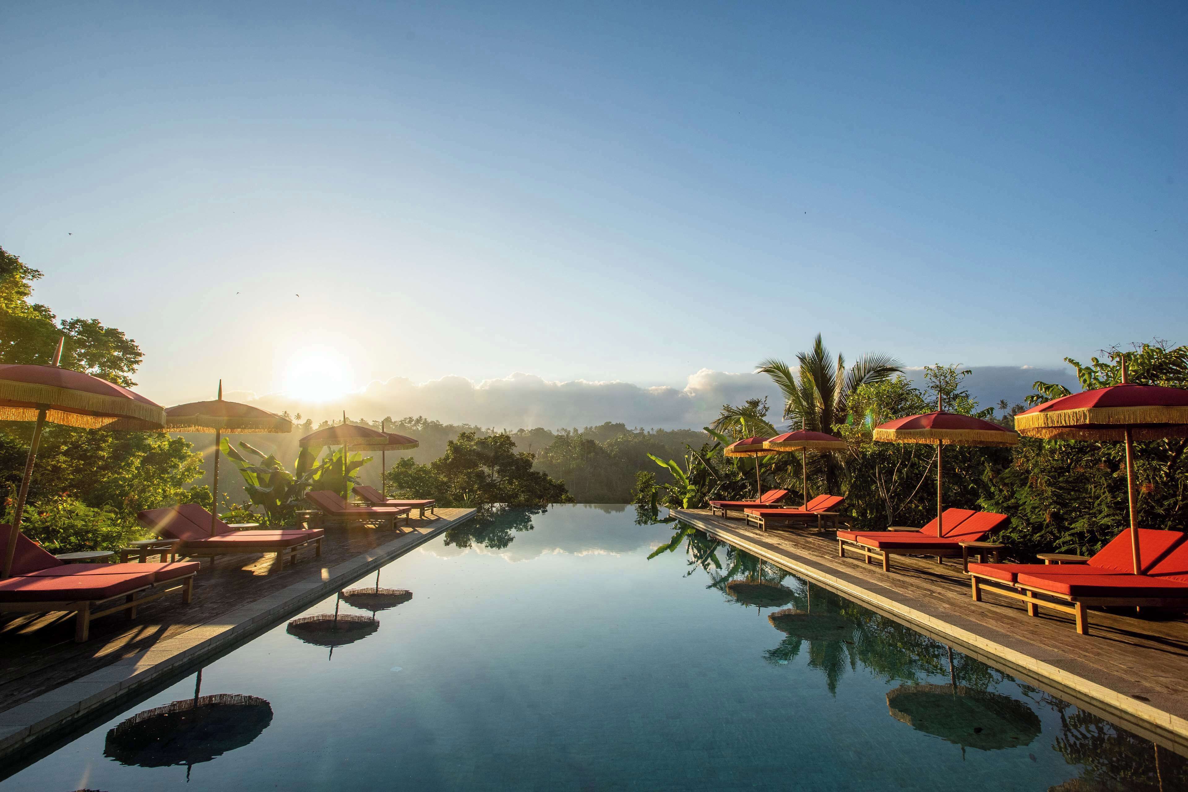 Piscina externa, funciona das 7h às 21h30, guarda-sóis, espreguiçadeiras