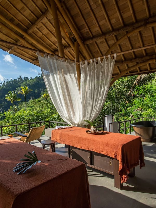 Couples treatment rooms, hot tub, aromatherapy, hot stone massages