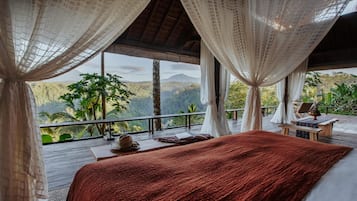 1 kamar tidur, minibar, brankas, dan seprai linen