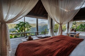 1 kamar tidur, minibar, brankas, dan seprai linen