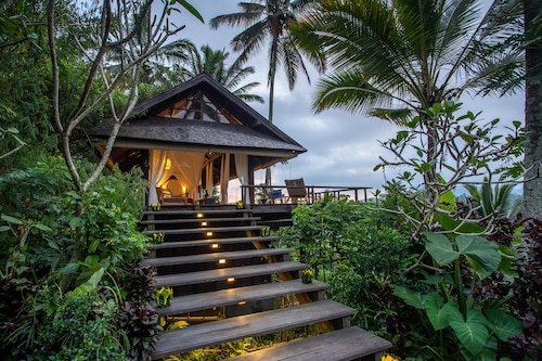 Buahan, A Banyan Tree Escape