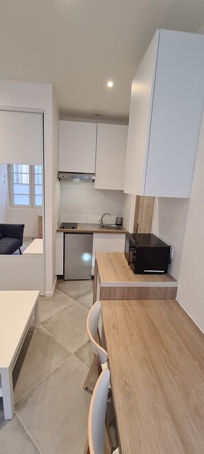 Réfrigérateur, micro-ondes, cafetière/bouilloire