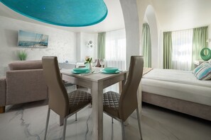 Studiosuite – president | Oppholdsområde | En 80-centimeters plasma-TV med kabel-kanaler samt TV