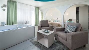 Suite estudio presidencial | Área de sala de estar | Televisión de plasma de 80 cm con canales por cable y televisión