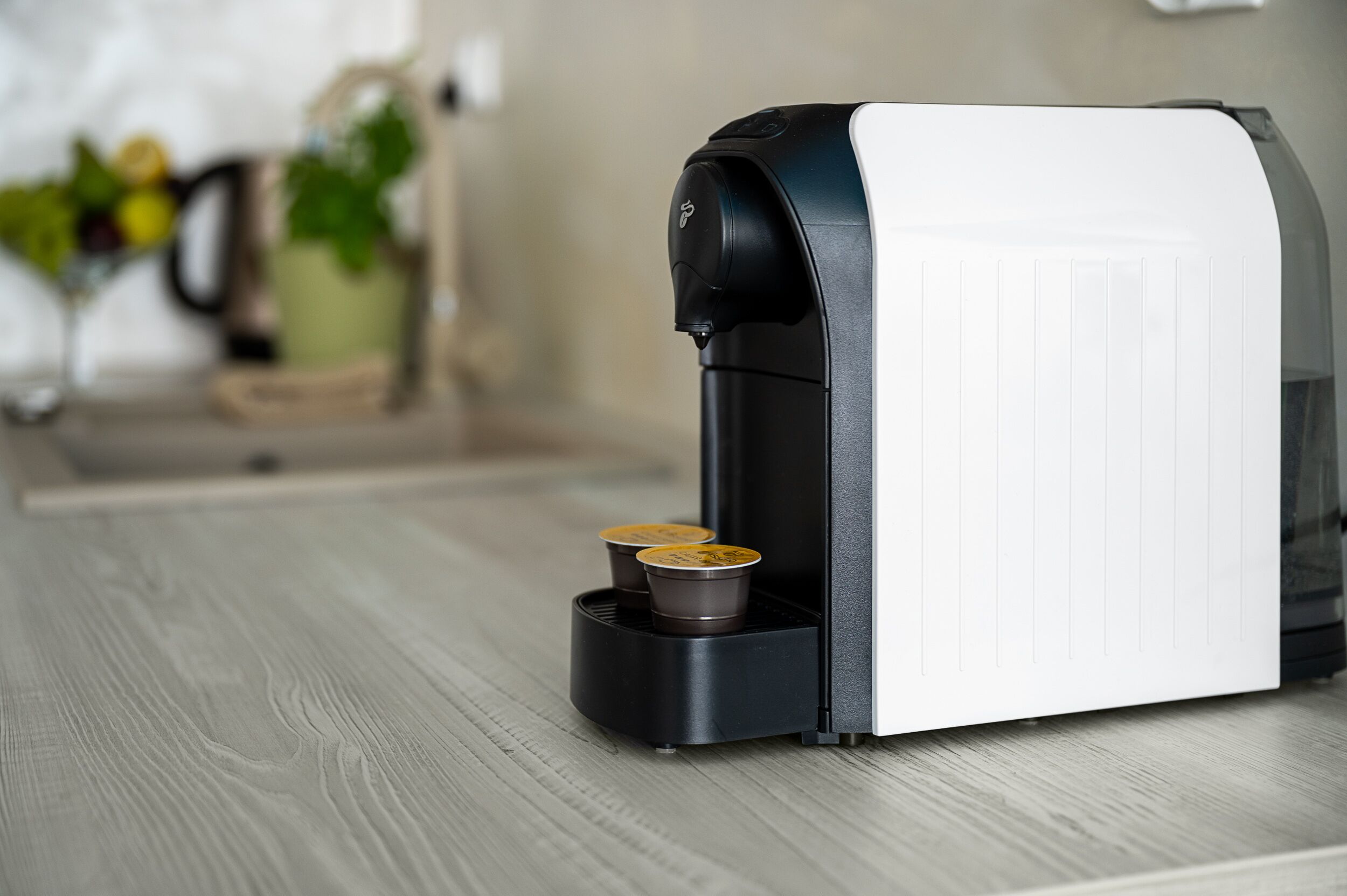 Eine Kaffeemaschine mit zwei Tassen im Tropfenfänger.