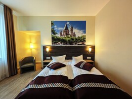 Escritorio y espacio para trabajar con laptop 