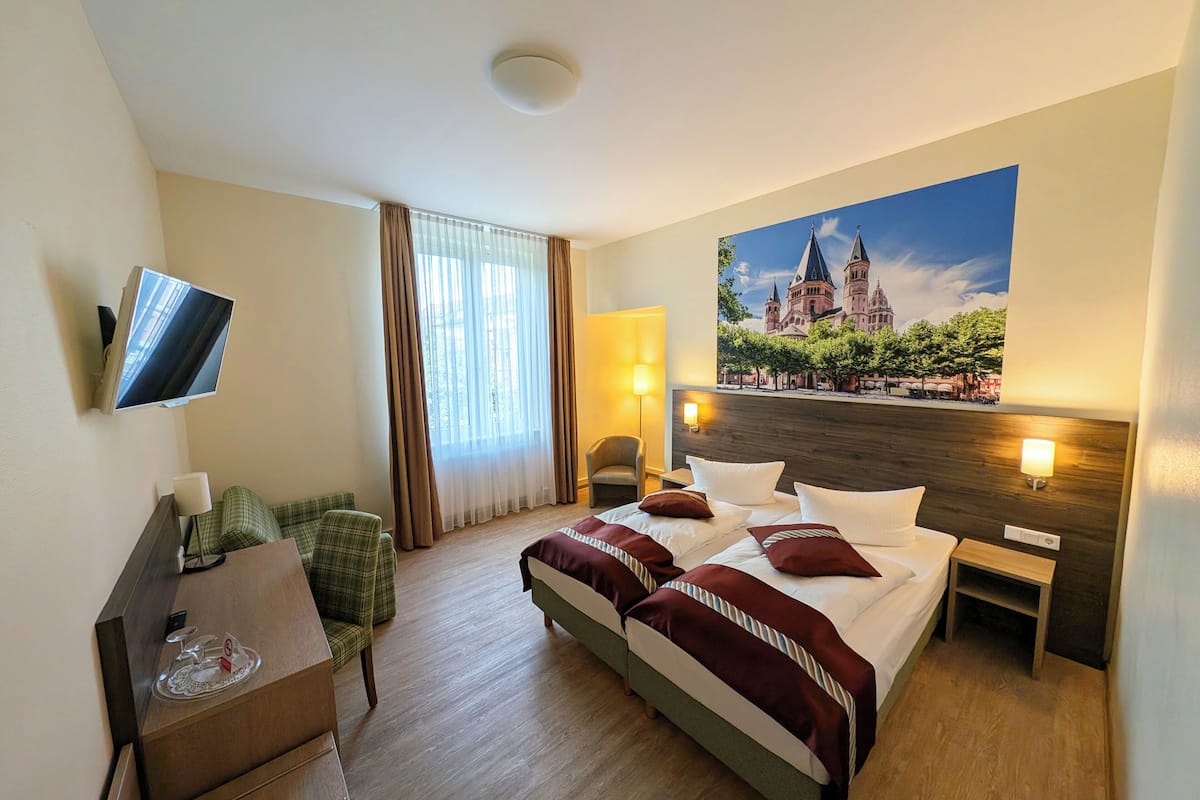 comfort double room | desk, laptop workspace, soundproofing, free wifi