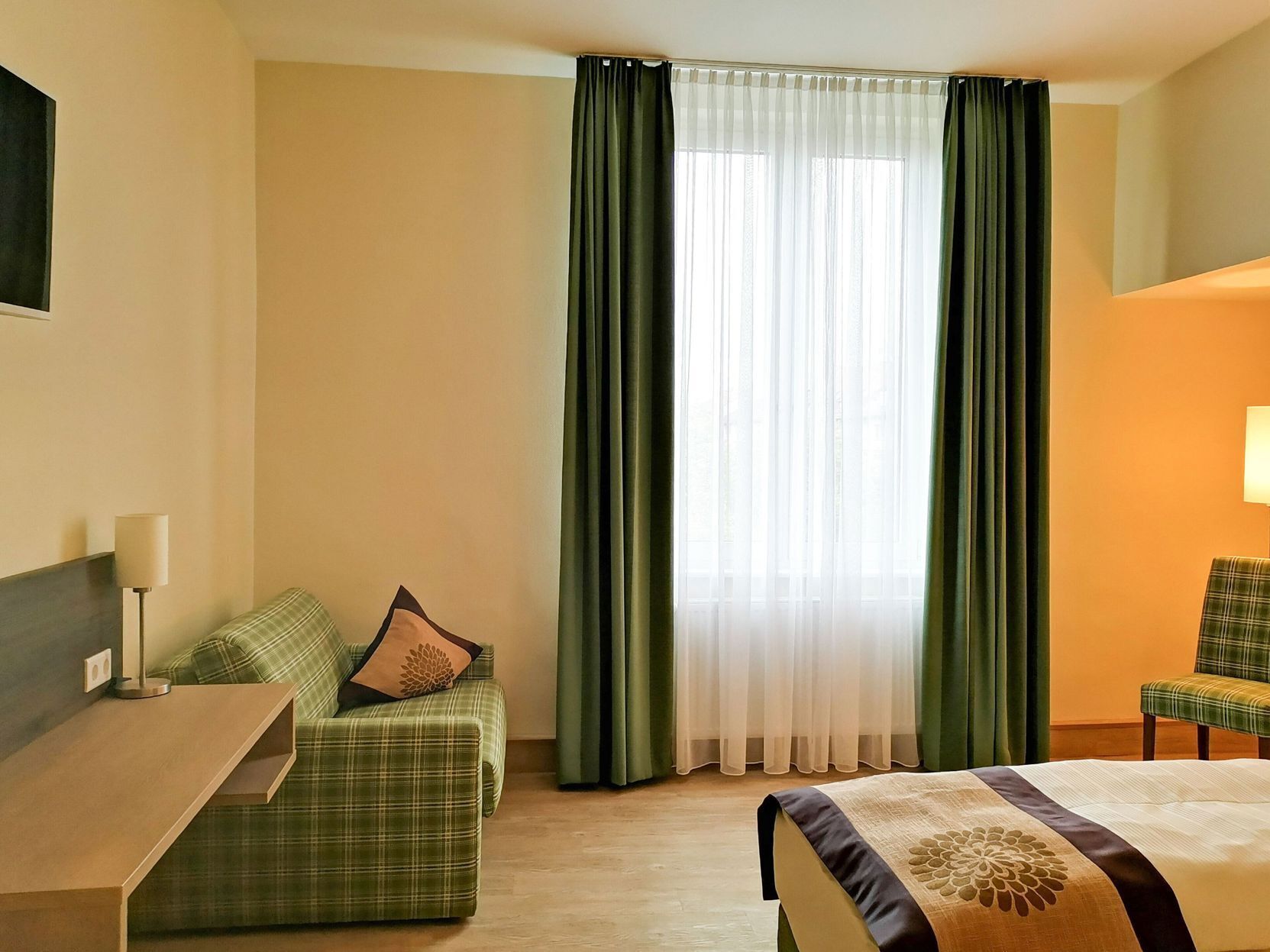 مكتب ومساحة عمل للكمبيوتر المحمول وتجهيزات عازلة للصوت وواي فاي مجانًا