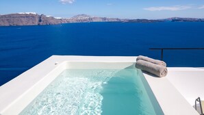 A hot tub with a view of the sea and distant mountains. - Platis Residence Villa (Santorini)
