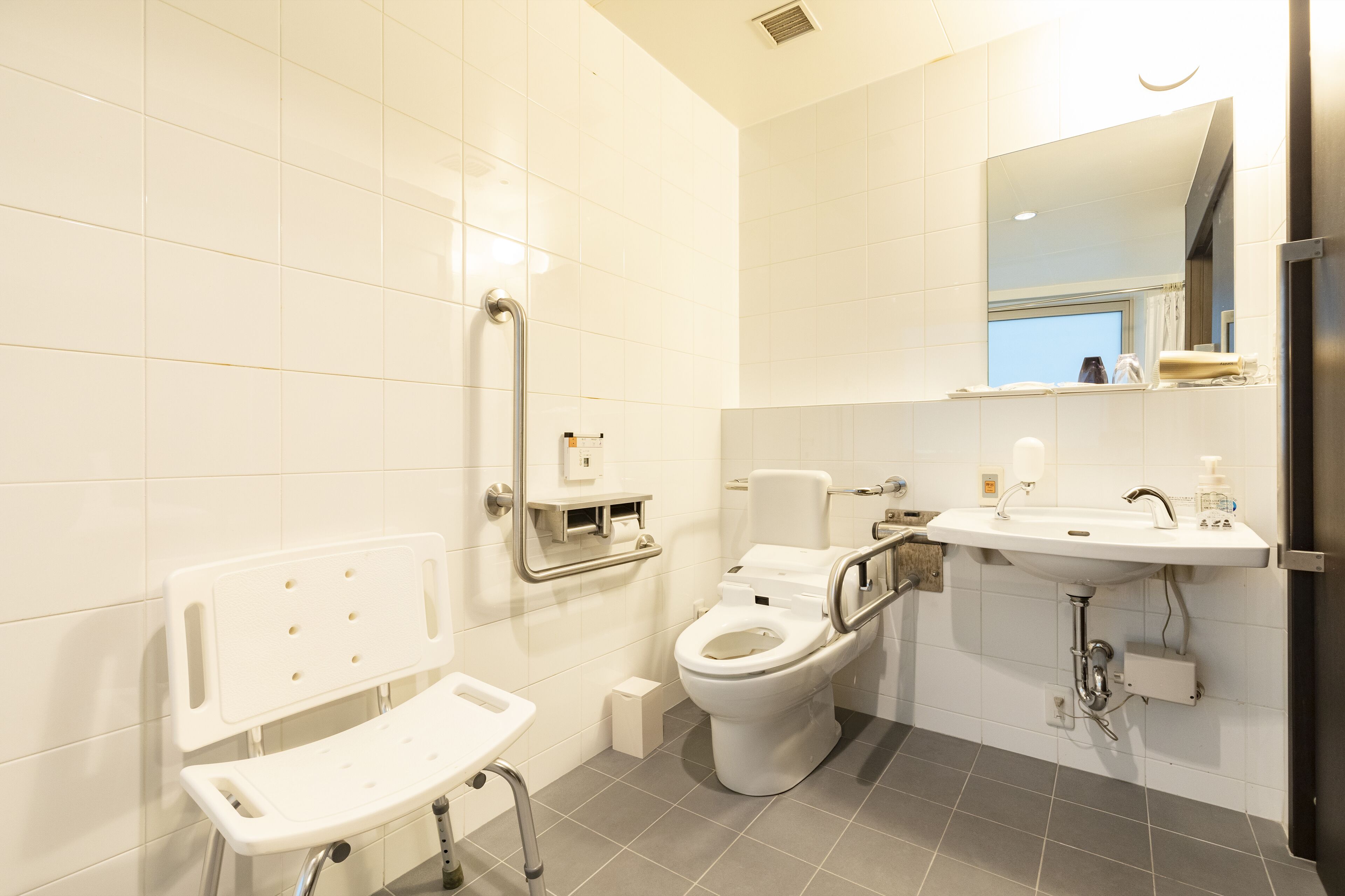 universal twin room - non-smoking | bathroom | combined shower/bathtub, hair dryer, slippers, electronic bidet