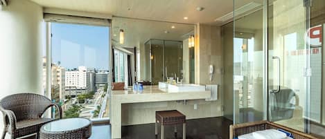 Suite junior, para no fumadores | Edredón, escritorio y espacio para trabajar con laptop