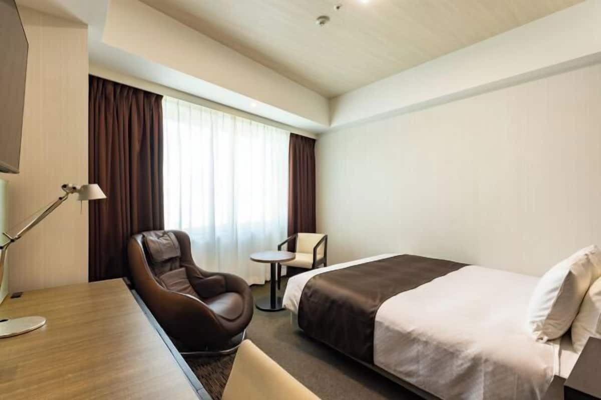 1 bedroom, down duvets, desk, laptop workspace
