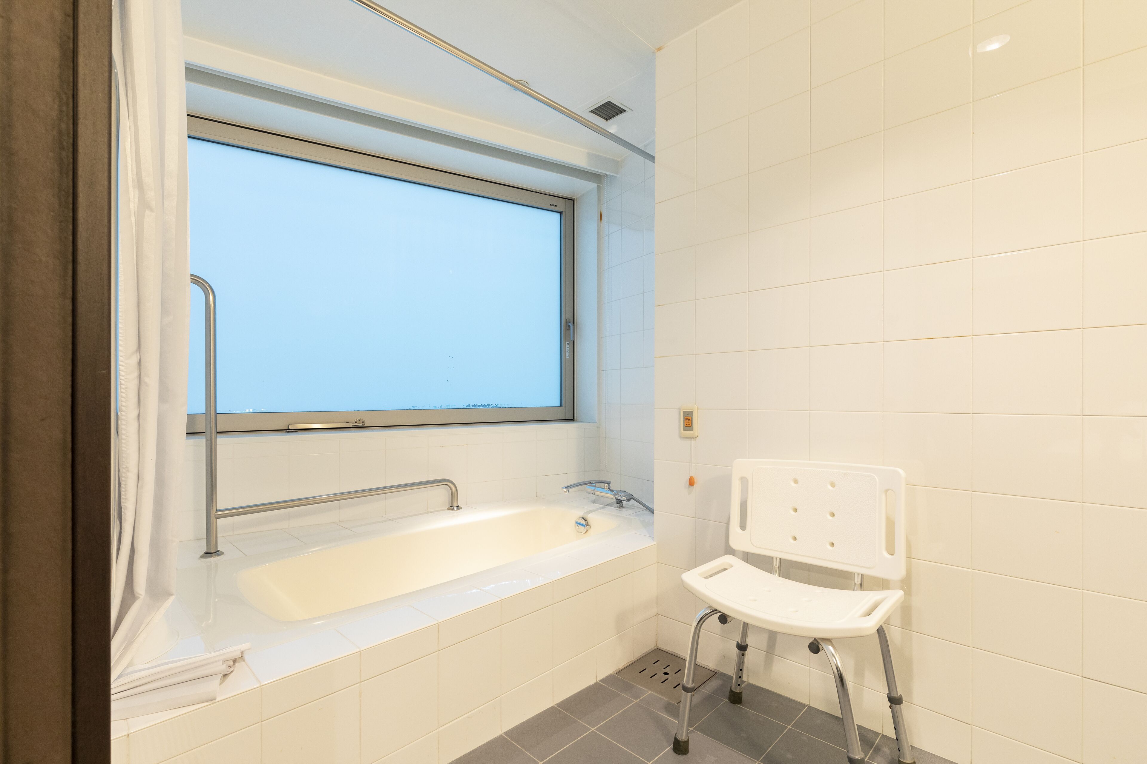 universal twin room - non-smoking | 1 bedroom, down duvets, desk, laptop workspace