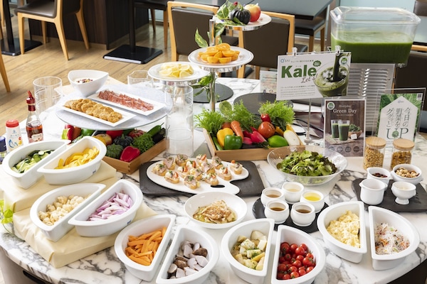 Daily buffet breakfast (JPY 2000 per person)