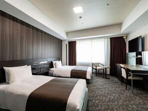 Twin Room, Accessible, Non Smoking | Gebar bulu kapas, meja, ruang kerja komputer riba 