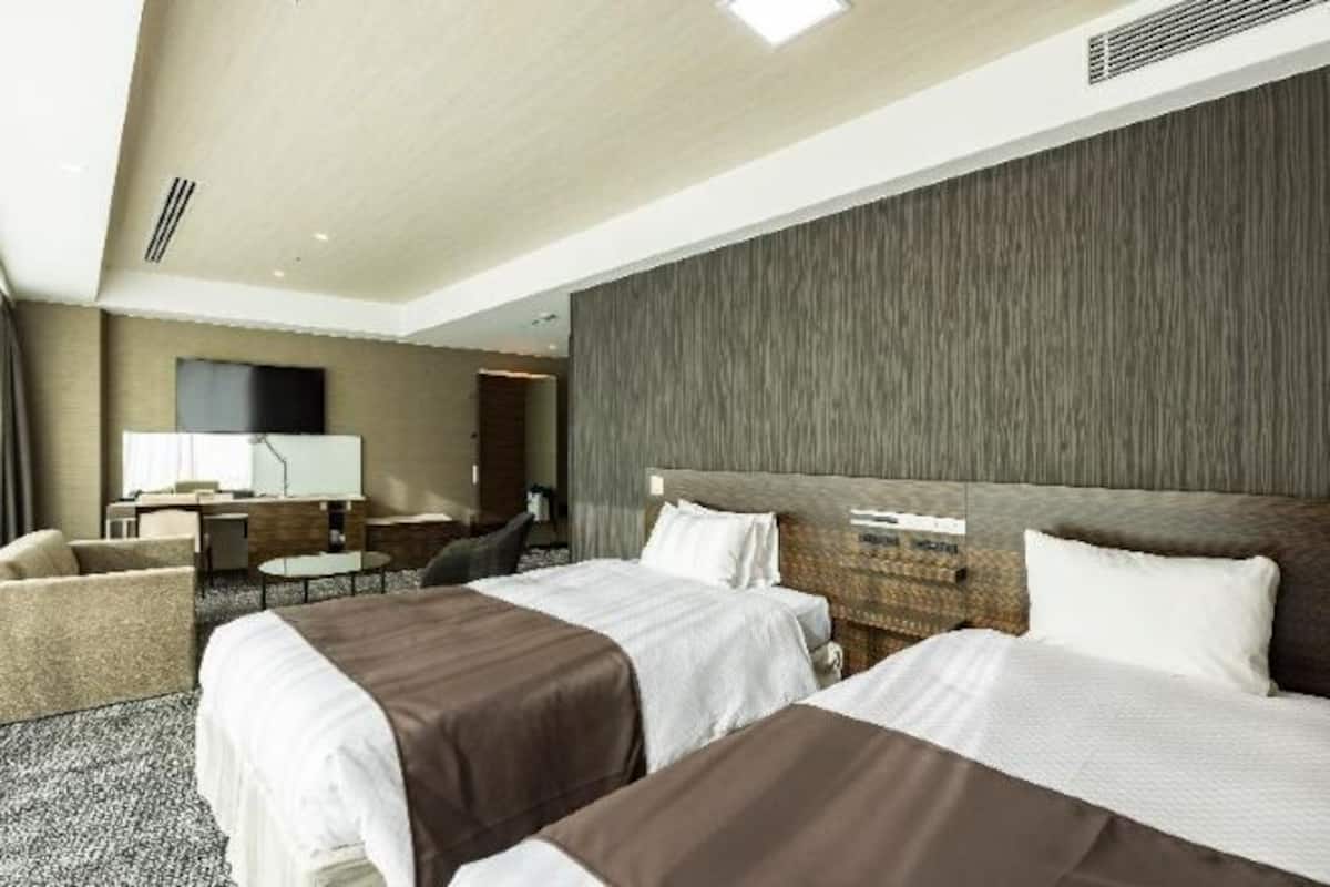 1 bedroom, down duvets, desk, laptop workspace