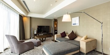 【禁煙】デラックススイート/82㎡/140㎝幅ベッド×2台 | 羽毛の掛け布団、デスク、ノートパソコン用作業スペース、遮光カーテン