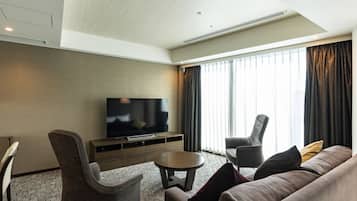 Junior Suite Room - Non-Smoking | Down comforters, desk, laptop workspace, blackout drapes