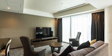 Cubrecamas, escritorio y espacio para trabajar con laptop 