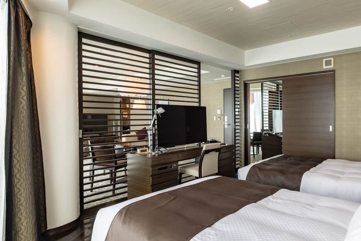 Suite Deluxe, non fumatori | 1 camera, copriletto in piuma, una scrivania, postazione laptop
