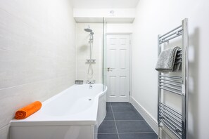 Departamento | Baño | Tina con regadera, amenidades de baño gratuitas, jabón, shampoo