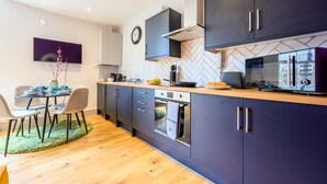 Apartment | Private kitchen | Coffee/tea maker, full-sized fridge, microwave, oven - Richmond Road by Tŷ SA (Cardiff)