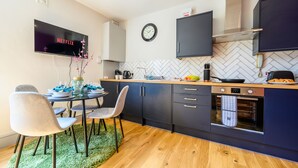Coffee/tea maker, full-sized fridge, microwave, oven - Richmond Road by Tŷ SA (Cardiff)