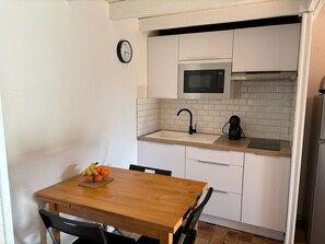 Micro-ondes, four, plaque de cuisson, cafetiĂšre/bouilloire