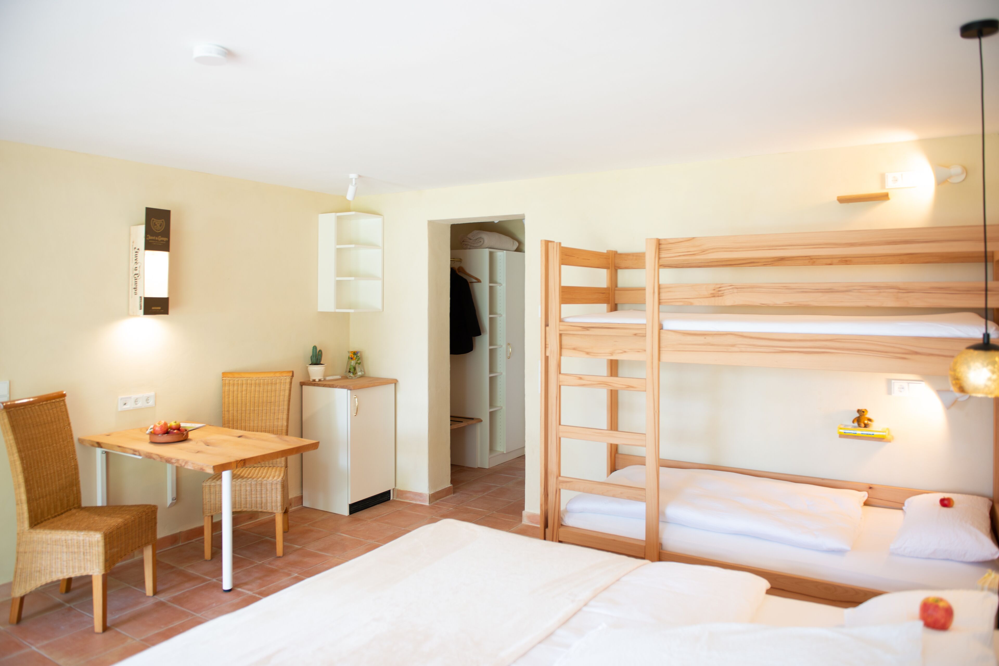 1 habitación, tabla de planchar con plancha y cuna de viaje 