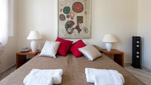 1 camera, una scrivania, ferro/asse da stiro, culla da viaggio