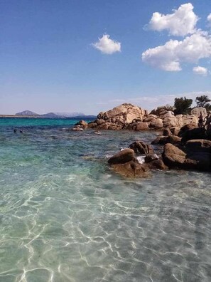 Una spiaggia nelle vicinanze