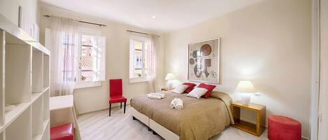 1 chambre, bureau, fer et planche à repasser, lit parapluie