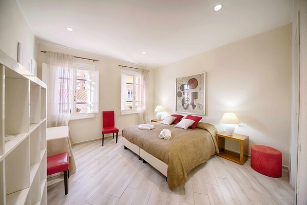 1 camera, una scrivania, ferro/asse da stiro, culla da viaggio