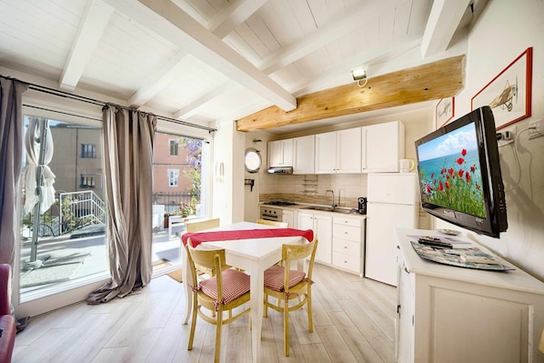 Fridge, oven, coffee/tea maker, cookware/dishes/utensils