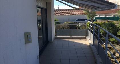 Charming Apartment with Parking Near Tanchet Beach, Les Sables-d'Olonne