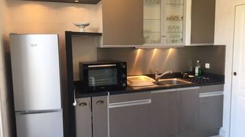 Wasserkocher mit Kaffee-/Teezubehör, Kühlschrank, Mikrowelle, Ofen