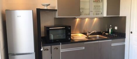 Réfrigérateur, micro-ondes, four, plaque de cuisson