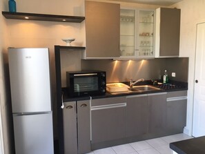 Kylskåp, mikrovågsugn, ugn och spishäll