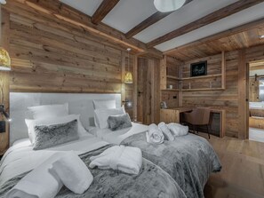 5 bedrooms, free WiFi, bed sheets
