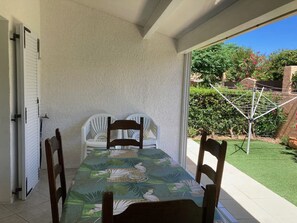 Outdoor dining - Family-Friendly Villa with Pool, Near Shops & Beach, Sleeps 6 (Cap d'Agde)