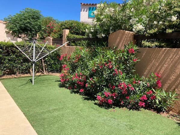 Property grounds - Family-Friendly Villa with Pool, Near Shops & Beach, Sleeps 6 (Cap d'Agde)