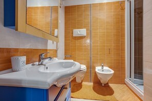Douche, sèche-cheveux, bidet, serviettes fournies