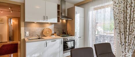 Fridge, oven, stovetop, dishwasher