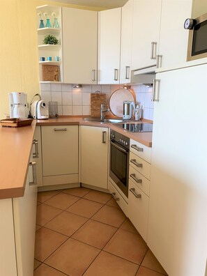 KĂŒhlschrank, Mikrowelle, Ofen, Herdplatte