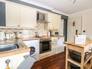 Cottage | Private kitchen | Fridge, dishwasher, electric kettle, toaster - Burtons Mill Retreat (Norwich)