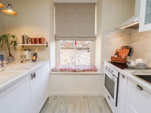 コテージ | 専用キッチン | 冷蔵庫、電気ポット、トースター、調理器具と食器