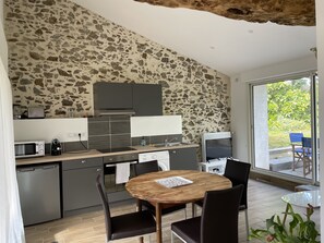 Mikrowelle, Wasserkocher mit Kaffee-/Teezubehör