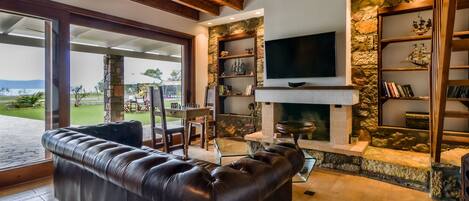 Villa | Oppholdsrom | Peis