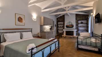 5 bedrooms, iron/ironing board, free WiFi, bed sheets