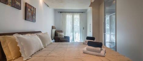 2 sovrum, skrivbord, strykjärn/strykbräda och resesäng